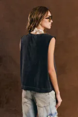 Musculosa marrón tipo muscle tee, de calce relajado con sisas anchas y cuello redondo. Cuenta con un estampado gráfico frontal de inspiración japonesa vintage.