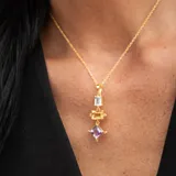 Collar dorado con cadena de eslabones y dije colgante con piedras de topacio azul, citrino, diamantes y amatistas.