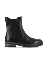 Botin de cuero graneado negro estilo Chelsea con inserciones elásticas laterales, suela track de goma con detalles en madera y talón con tirador.