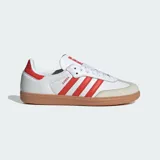 Championes Adidas modelo Samba OG, fabricados en cuero blanco con las icónicas tres tiras y detalles en rojo solar, puntera de nobuk gris claro y suela de goma marrón.