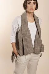 Chaleco marrón con solapas color crema y terminación en crochet.