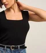 Blusa azul marino sin mangas confeccionada en tejido de punto con viscosa sostenible. Presenta escote cuadrado tanto en la parte delantera como en la espalda y breteles anchos.