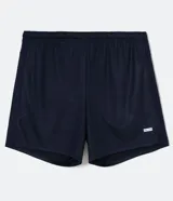 Bermuda deportiva masculina de la marca Get Over, confeccionada en tejido de poliéster con tecnología Dry Fit para una rápida evaporación del sudor. Presenta un diseño ligero con cintura elástica y una pequeña etiqueta aplicada en la parte inferior.