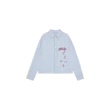 Camisa de manga larga con diseño a rayas celestes y blancas, corte boxy, cuello clásico, cierre frontal con botones y bordados rojos en el pecho y el bolsillo.