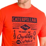 Remera de algodón color rojo con estampado frontal en azul marino con el logo de Caterpillar y la leyenda 'Many Years of Quality Service'.
