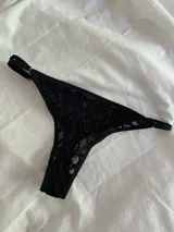 Bombacha colaless de encaje negro con tiras regulables.