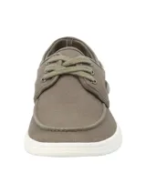 Zapatillas de lona estilo náutico color verde militar con suela blanca de goma y cordones al tono.