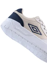 Championes urbanos Umbro modelo Milo-High, color azul marino con detalles en gris y suela blanca. Presentan el logo de la marca en el lateral y en la entresuela, con cordones al tono.