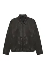 Campera de efecto cuero en color marrón oscuro, con cuello camisero, cierre frontal con cremallera y bolsillos frontales tipo parche.