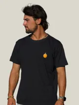Remera negra de algodón con cuello redondo, manga corta y pequeño estampado de una fruta en el pecho.