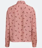 Camisa de viscosa color rosa con estampado de caballos en marrón. Tiene cuello camisero, cierre con botones, mangas largas, un bolsillo frontal y detalle de vivo contrastante en el bolsillo.