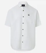 Camisa de corte relajado para hombre, confeccionada en una mezcla de cáñamo y algodón. Presenta cuello inglés, manga corta, cierre frontal con botones y un bolsillo en el pecho con una pequeña etiqueta aplicada.