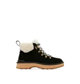 Bota de estilo montañista color negro, confeccionada en piel impermeable con forro de corderito sintético en el cuello. Presenta cordones con ganchos metálicos, tirador en el talón y una suela de plataforma dentada en color tostado.