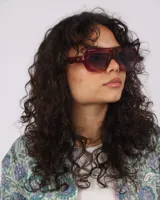 Lentes de sol con montura geométrica color borgoña y lentes degradé.