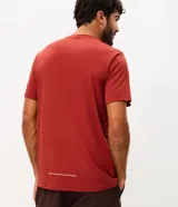 Remera deportiva de corte regular confeccionada en poliamida con tecnología dry, cuello redondo y manga corta. Presenta estampa lettering pequeña en el pecho.