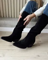 Bota de caña media color marrón chocolate, de gamuza, con punta fina y taco cónico.