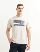 Remera color natural de manga corta con estampa fotográfica en el frente.