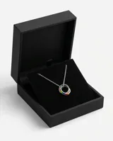 Collar de acero con dije compuesto por tres aros entrelazados, uno de ellos con detalle de esmalte multicolor. Cadena de eslabones finos.