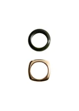 Pack de dos pulseras rígidas sin cierre, compuesto por una pulsera de resina en color verde oscuro y una pulsera metálica de diseño cuadrado en color dorado.