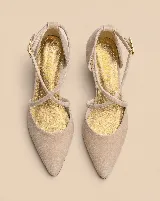 Zapatos de tacón bajo en tela color malva, con punta fina, taco ancho de 5 cm, escote en V y tiras cruzadas en diagonal con cierre de hebilla en el tobillo.