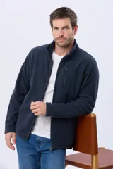 Campera polar azul marino con cierre frontal completo, cuello alto y bolsillos laterales con cierre. Incluye además un bolsillo con cierre en el pecho.