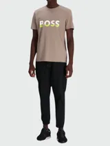 Remera de algodón de corte regular, color beige, con el logo "BOSS" estampado en el pecho en blanco y verde lima.