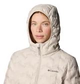 Campera larga tipo parka de Columbia, color beige, con diseño acolchado sin costuras, capucha integrada y cierre frontal de doble sentido. Cuenta con tecnología de aislamiento térmico y bolsillos laterales con cierre.
