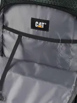 Mochila urbana Caterpillar modelo Bennett, color negro con estampado geométrico sutil. Cuenta con compartimento principal con cierre, bolsillo frontal con cierre, bolsillo lateral de red y logo de la marca en el frente.