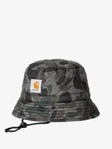 Gorro tipo bucket Carhartt WIP modelo Myton, confeccionado en nylon reciclado acolchado con patrón de camuflaje en tonos verdes y grises. Presenta costuras en forma de rombos y un cordón ajustable negro con tope en el borde.