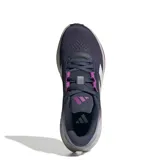 Championes de running Adidas modelo Questar 3, de color azul oscuro con detalles en gris y acentos en violeta. Presentan el diseño clásico de las tres tiras en los laterales y una suela con amortiguación.