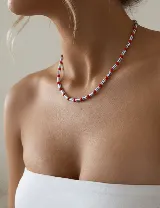Collar tipo choker de cuentas plásticas en colores verde lima y amarillo, con diseño de cuentas cilíndricas y esféricas intercaladas. Incluye una cadena de extensión para ajustar el largo.
