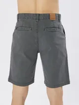 Bermuda de gabardina color azul con bolsillos laterales y traseros.