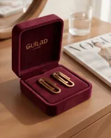 Caravanas colgantes de acero con baño de oro, diseño minimalista en forma de clip.