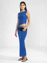 Falda larga de punto color azul eléctrico, con cintura alta y corte ajustado.