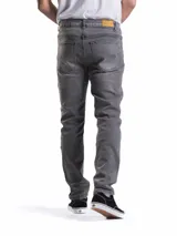 Jean de corte regular fit con diseño de cinco bolsillos, cierre frontal con botón y cremallera, en color negro con efecto lavado.