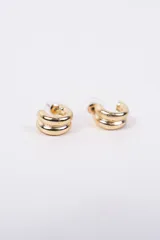 Aros tipo argolla pequeña de diseño minimalista y acabado brillante.