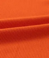 Musculosa color naranja confeccionada en rib de viscosa, con cuello redondo de punto y sisas con el mismo acabado.