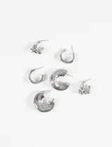 Set de aros plateados con diseño irregular y forma de aro.