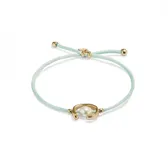 Pulsera de hilo color verde agua con dije central de perla blanca engarzada en fornitura dorada bañada en oro de 18k. Ajustable con nudo corredizo.