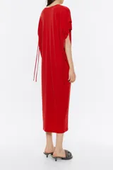 Vestido midi rojo de corte recto, con escote en V pronunciado, manga corta murciélago con cordones en la sisa para ajustar y fruncido frontal con cordones de tejido.