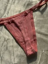 Bombacha tipo colaless de algodón suave, con tiras laterales regulables y delicadas terminaciones con costura zigzag.