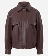Campera bomber de poliuretano color bordó, con cuello inglés, cierre frontal, mangas largas con puños abotonados y bolsillos delanteros con solapa.