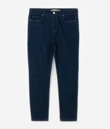 Pantalón skinny de jean en color azul marino, de tiro alto y corte ajustado. Presenta bolsillos delanteros y traseros, trabillas en la cintura y cierre de botón y cremallera.