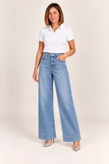 Jeans de corte ancho en color azul, con diseño de perneras amplias, tiro alto y bolsillos funcionales.