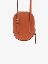 Bolso bandolera de cuero color caramelo con forma de gorra de béisbol. Presenta costuras en contraste de color blanco que delinean el diseño de paneles. Cuenta con cierre perimetral y correa larga ajustable.