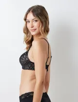 Soutien de encaje negro, marca Montelle. Bajo busto sin aro y copa formada. Abrocha detrás en tres posiciones.