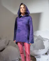 Capucha de lana merino afieltrada color uva, con capucha amplia y bolsillos frontales.