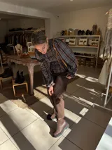 Jean de corte carrot color chocolate, confeccionado en denim con elastano. Presenta un diseño de tiro medio con ajuste holgado en la cadera y pierna que se estrecha hacia el tobillo.