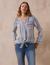 Blusa estampada de Zac & Rachel con cuello a la base, escote en V y botones. Tiene un bolsillo aplicado en la parte delantera, mangas largas regulables con presilla y botón, y terminación anudada opcional.