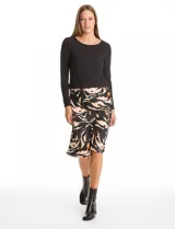 Vestido midi de diseño combinado con parte superior tipo remera de manga larga en color negro y falda fluida con estampado animal print en tonos tierra y negro. Presenta cuello redondo y cintura elastizada.